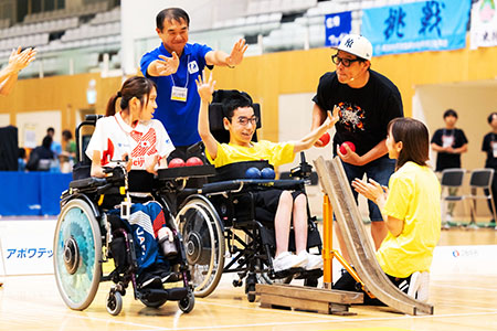 手をあげ笑顔で応える目崎翔大さん