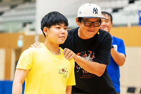 励ましの言葉に笑顔を見せる大井悠さん