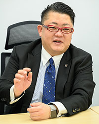 小泉 星児 氏