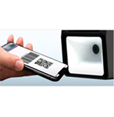 商品受け取り 引き換え対象自販機にQRコードをかざし商品を受け取り