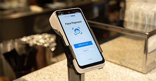 NEC、SBペイメントサービス、SB C&Sの3社が提携し、マルチ決済サービス「PayCAS」に顔認証決済を導入