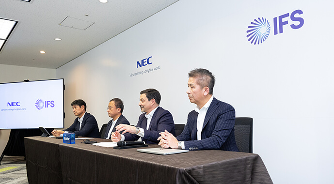 1月16日の記者会見（左から河合哲也、吉崎敏文、マイケル・オイッシ氏、大熊裕幸氏）
