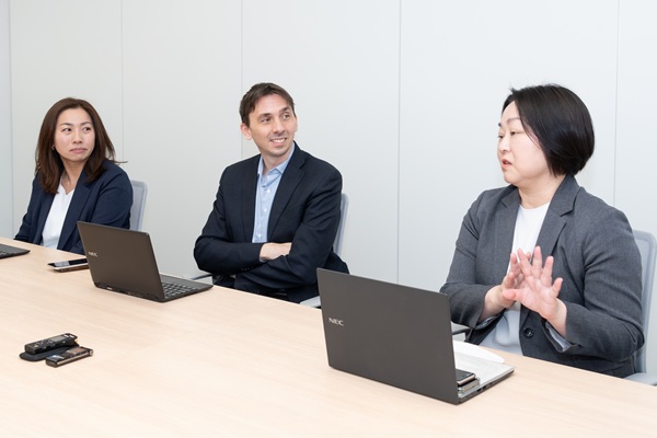 インタビューの様子