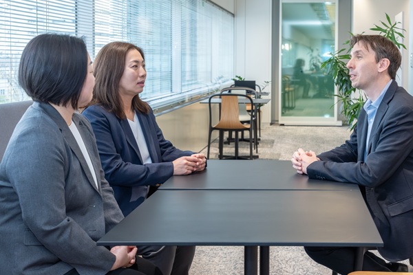 インタビューの様子