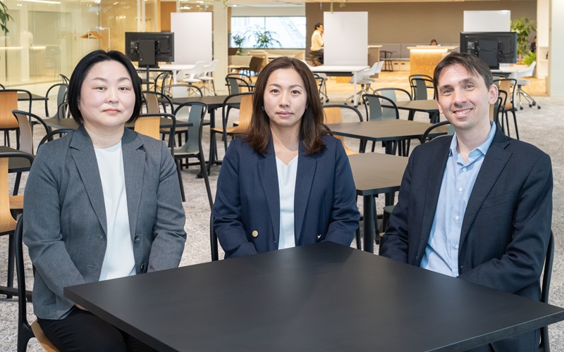 写真：インタビューの様子