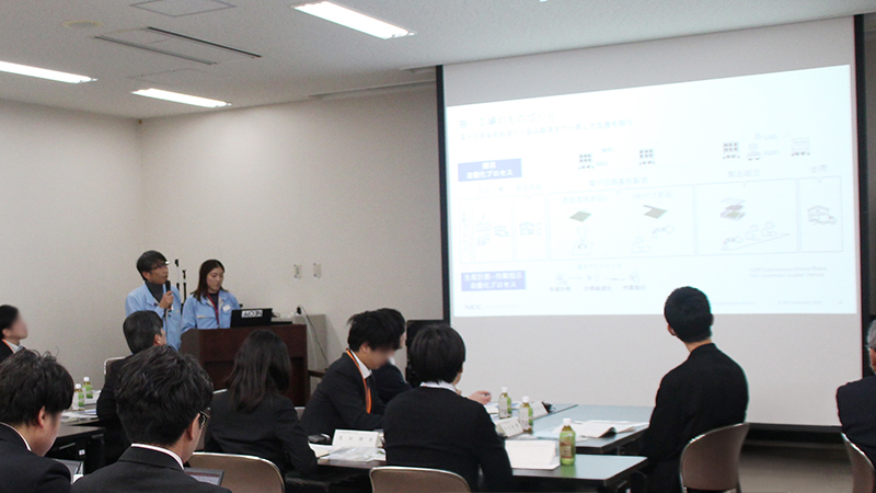 NECプラットフォームズ掛川事業所の会議室でNECプラットフォームズの概要について説明をしている様子