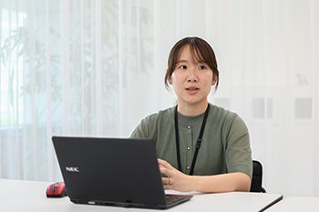 『NEC CFP Management』開発の経緯について話すNEC GX事業開発統括部 ソリューション開発グループ 甲斐 綾乃