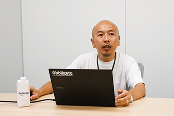 NECのPLM事業について説明するNEC スマートファクトリー戦略グループ ディレクター　山下元彦