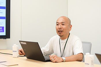 取材中のNEC スマートファクトリー戦略グループ ディレクター　山下元彦の様子