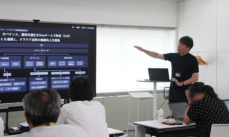 NEC山本龍也による「クラウドインフラ整備とガバナンスの取り組み」についての講演中の様子