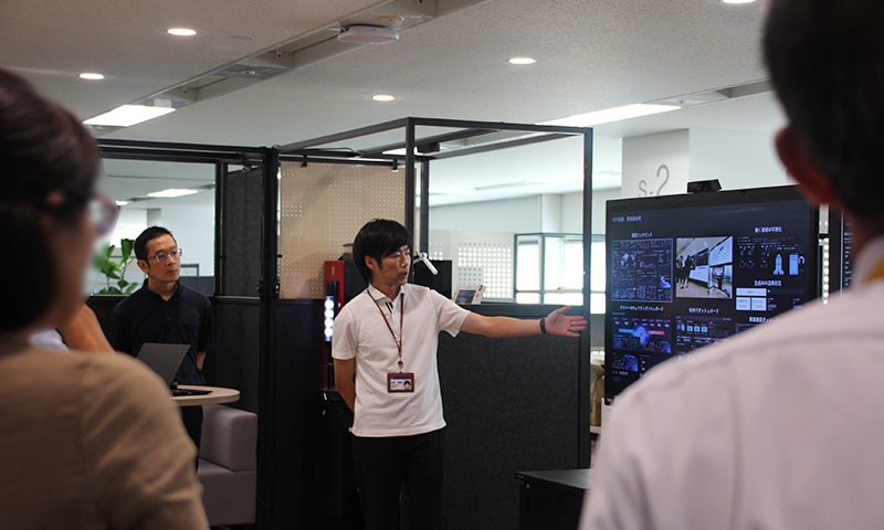 NEC水野 雅継が社内DXの取り組みについて紹介している様子