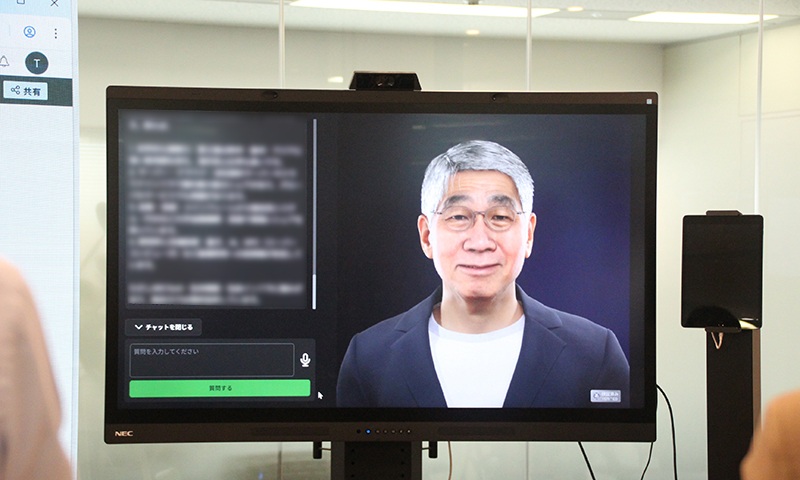 NEC取締役 代表執行役社長 兼 CEO森田隆之のAIが、 さまざまな質問に回答するデモンストレーションの様子