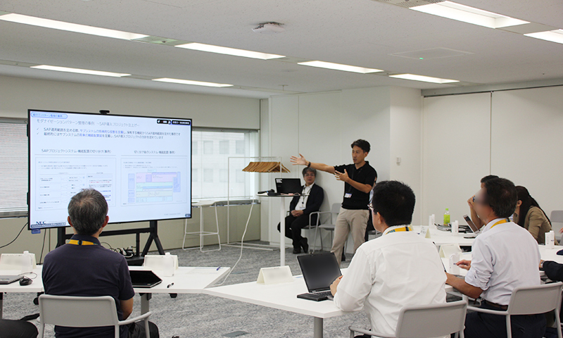 NEC高増弘一郎による「食品・消費財メーカーにおける基幹システムの在り方」の講演の様子
