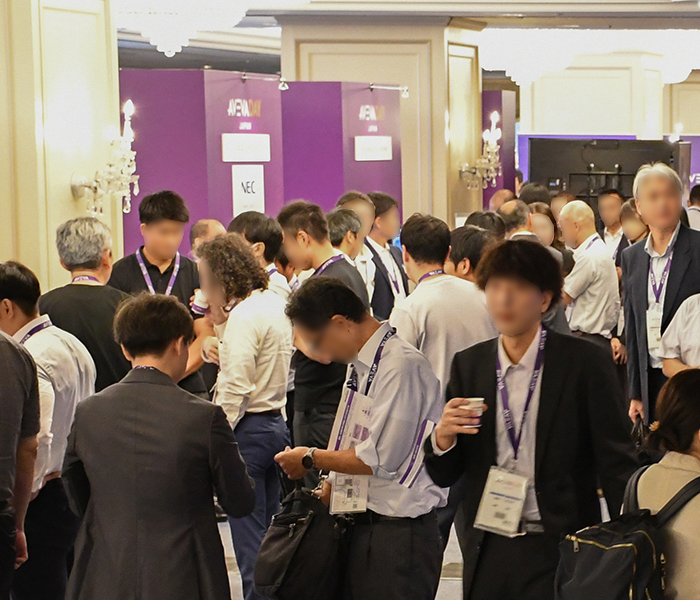 多くの来場者でにぎわう「AVEVA DAY JAPAN 2025」展示会場の様子
