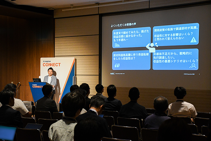 多くのイベント参加者の前で講演する大石和人の様子