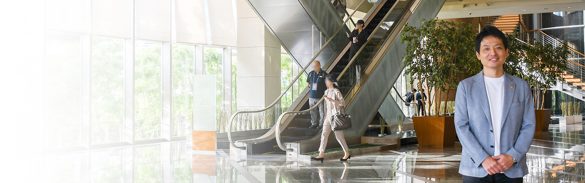 「Anaplan CONNECT Tokyo 2025」のイベント会場である六本木のグランドハイアット東京の1階ロビーに立つNEC スマートインダストリー統括部 ディレクター 大石和人