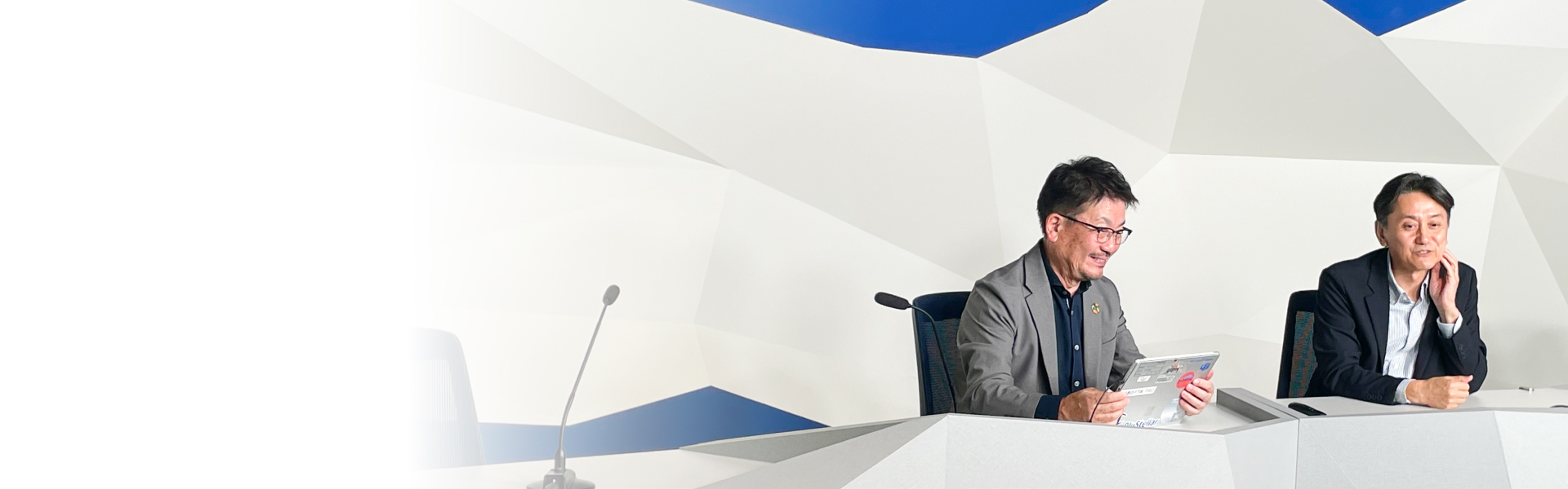 セミナー会場でリラックスした雰囲気で談笑する株式会社アドヴィックス 半田工場 技術員室ものつくり支援グループ グループリーダー 乾 善人氏とNEC スマートインダストリー統括部 シニアビジネスプランナー 北野 芳直