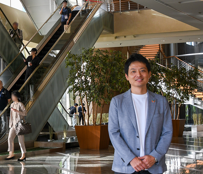 「Anaplan Connect Tokyo 2025」のイベント会場である六本木のグランドハイアット東京の１階ロビーに立つNEC スマートインダストリー統括部 ディレクター 大石和人