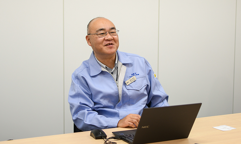 取材中のNEC スマートインダストリー統括部 匠コンサルティンググループプロフェッショナル 渡辺武司の様子