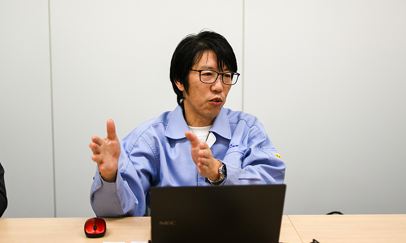 取材中のNEC スマートインダストリー統括部 匠コンサルティンググループプロフェッショナル 菊地克則の様子