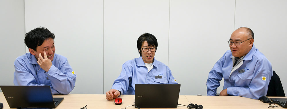 取材中に匠コンサルティンググループの柳生、渡辺、菊地の３名が談笑している様子