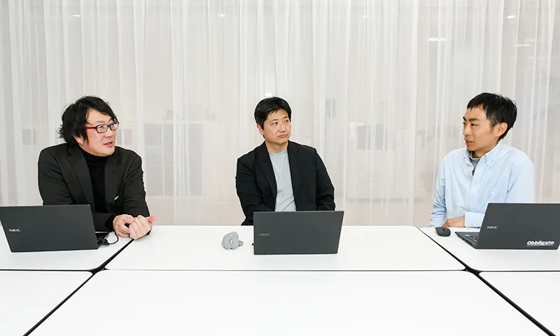 インタビュー中のNEC 北村 雅人、中峰 寛朗、小宮山 雄木の様子
