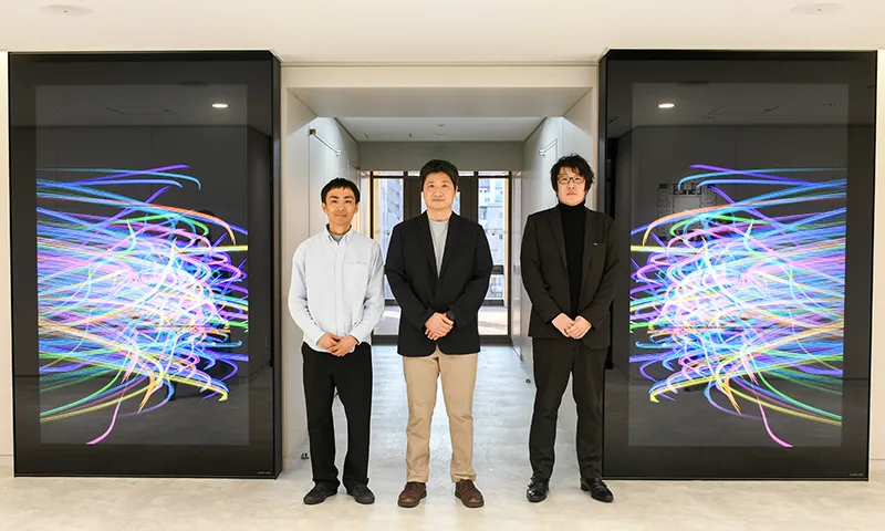 NECオフィス内で並んで立つNEC 北村 雅人、中峰 寛朗、小宮山 雄木の様子