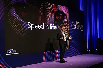 IFS 最高経営責任者（CEO）マーク モファット氏の登壇している様子