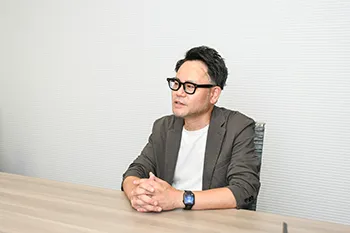 インタビュー中のNEC宮辻の様子