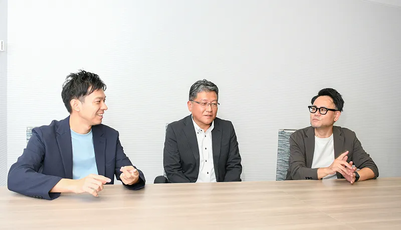 インタビュー中のNEC清水、船津、宮辻の様子