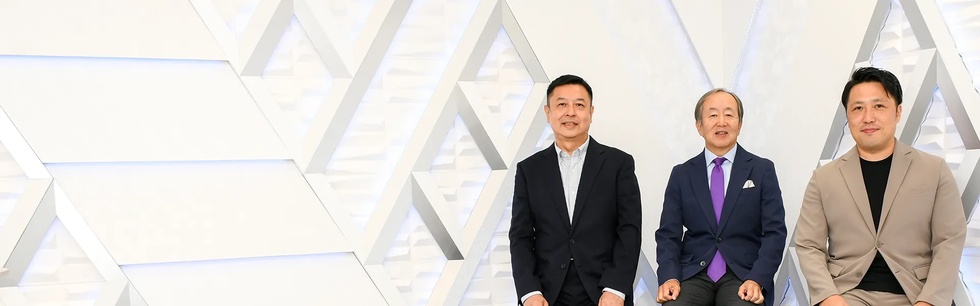 NEC 天野氏、ベイマークコンサルティング合同会社 代表／前・AGC株式会社 宮地氏、NEC 宮脇氏が並んで座っている様子