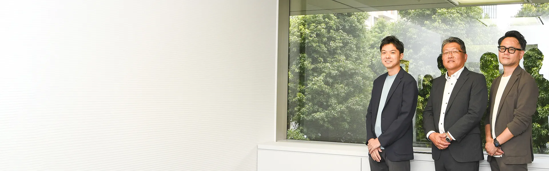 NEC社屋で並んで立つNEC船津、宮辻、清水の様子
