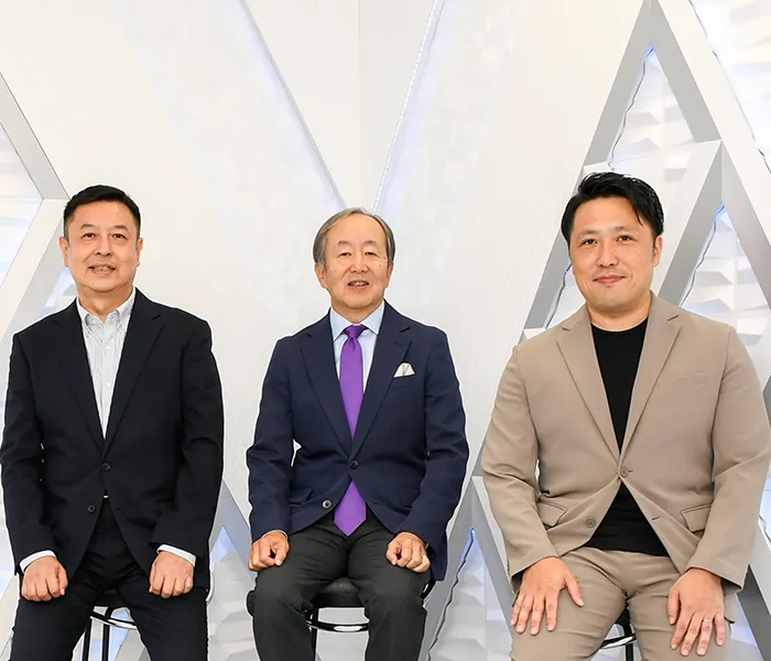 NEC 天野氏、ベイマークコンサルティング合同会社 代表／前・AGC株式会社 宮地氏、NEC 宮脇氏が並んで座っている様子