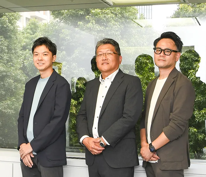 NEC社屋で並んで立つNEC船津、宮辻、清水の様子
