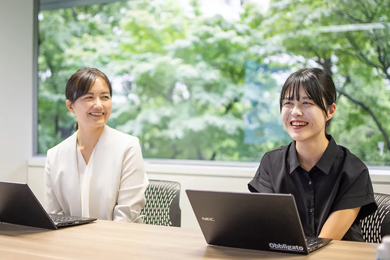 インタビュー中のNEC 鍛治谷由香とNEC 羽田千宙の様子