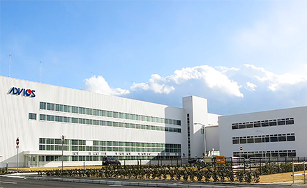 青空に佇むアドヴィックス社の半田工場の外観の様子