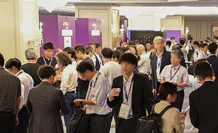多くの来場者でにぎわう「AVEVA DAY JAPAN 2025」展示会場の様子
