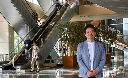 「Anaplan CONNECT Tokyo 2025」の展示会場である六本木のグランドハイアット東京の１階ロビーに立つNEC スマートインダストリー統括部 ディレクター 大石 和人