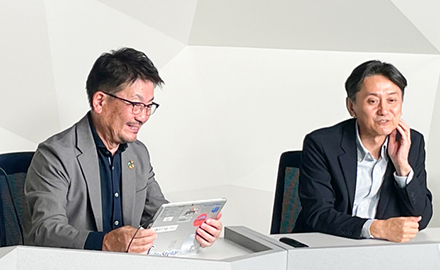 セミナー会場でリラックスした雰囲気で談笑する株式会社アドヴィックス 半田工場 技術員室ものつくり支援グループ グループリーダー 乾 善人氏とNEC スマートインダストリー統括部 シニアビジネスプランナー 北野 芳直