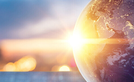 地球に光が反射して輝いているイメージ