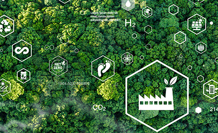 CO2削減や自然エネルギーを表すアイコンと森林のイメージ