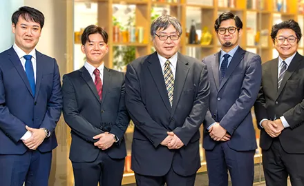 人材育成プロジェクトに取り組む東洋鋼鈑株式会社のDX推進部を中心とした社員達の写真