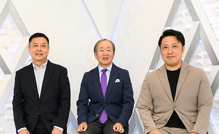 NEC 天野氏、ベイマークコンサルティング合同会社 代表／前・AGC株式会社 宮地氏、NEC 宮脇氏が並んで座っている様子