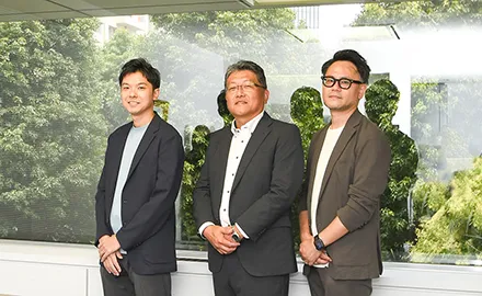 NEC社屋で並んで立つNEC船津、宮辻、清水の様子