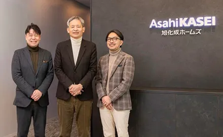 旭化成ホームズ株式会社の社屋で並んで立つ旭化成ホームズ株式会社の大木氏、今来氏、後藤氏の様子