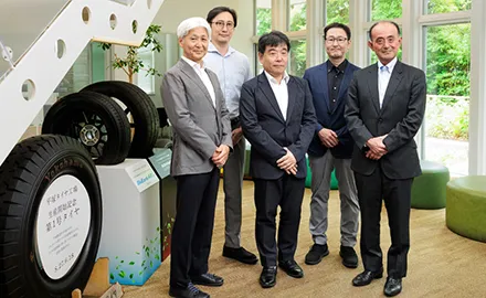 横浜ゴムとNECの関係者5人による集合写真