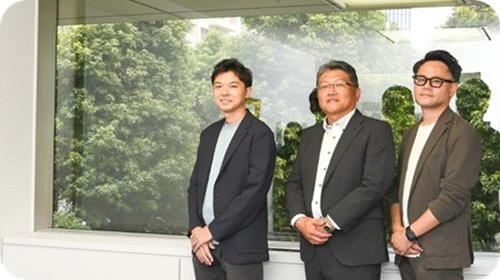 NEC社屋で並んで立つNEC船津、宮辻、清水の様子