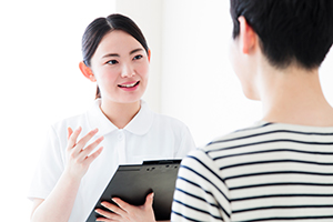 デジタル健康手帳に記録された既往歴や医療・健康・服薬情報などを参照できるようになり、医師や保健師との効果的なコミュニケーションをサポートします。