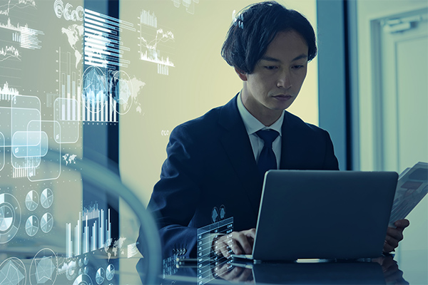 税務調査対応をするビジネスパーソン(男性)イメージ写真