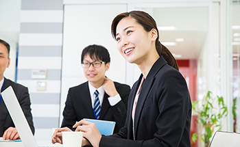 会議に参加する情報システム部（女性）の写真